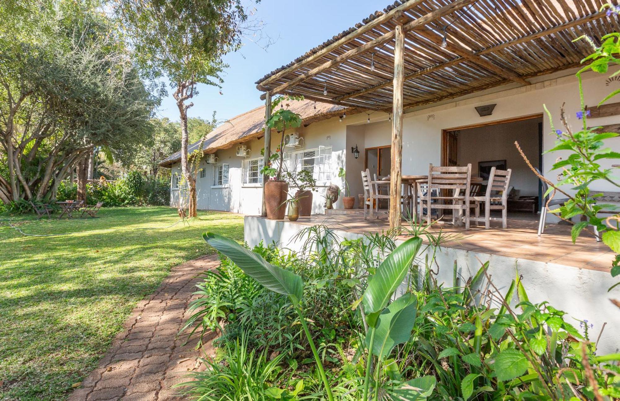 Drift Inn Victoria Falls Exterior photo